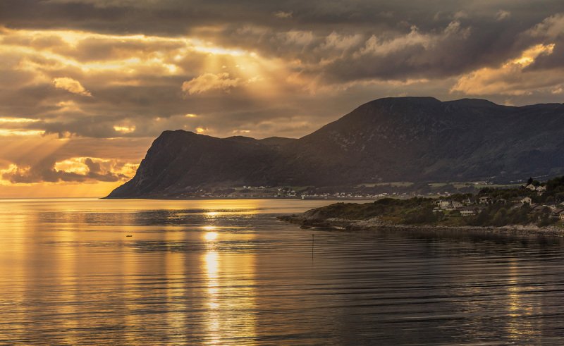 норвегия, олесунн, аlesund, море, острова, горы, скалы, закат, лодка, солнце, Лодочник плывёт к берегу фото превью