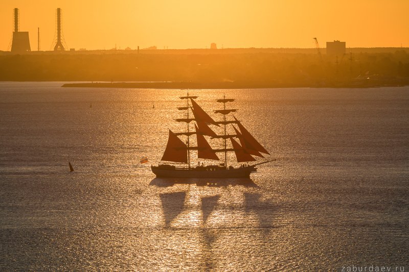 россия, петербург, финский залив, лето, закат, алые паруса Алые паруса и солнечная дорожка фото превью