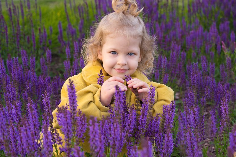 Девочка весна шалфей желтый Доминика и шалфей фото превью