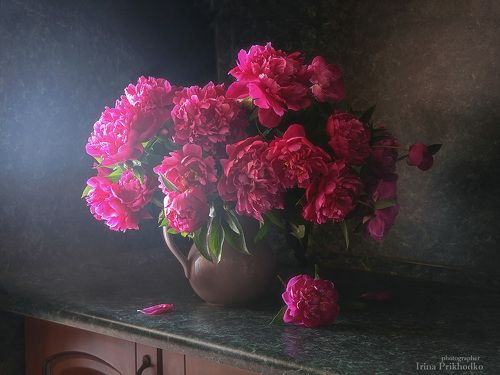 С букетом пионов