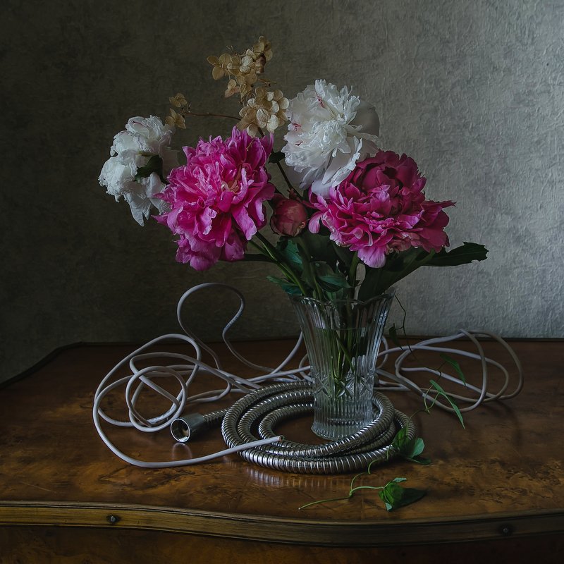 натюрморт, хрусталь, цветы, пионы Ловушка для пионов фото превью