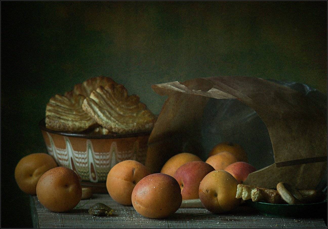 Абрикосы и печенье. Автор: Stein Georg , Stein Georg