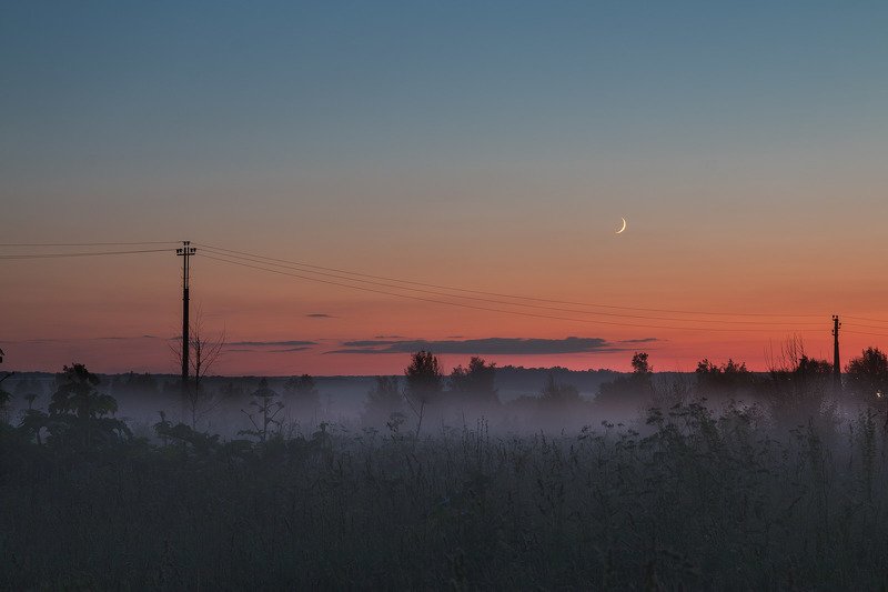 Туманный заход луны фото превью