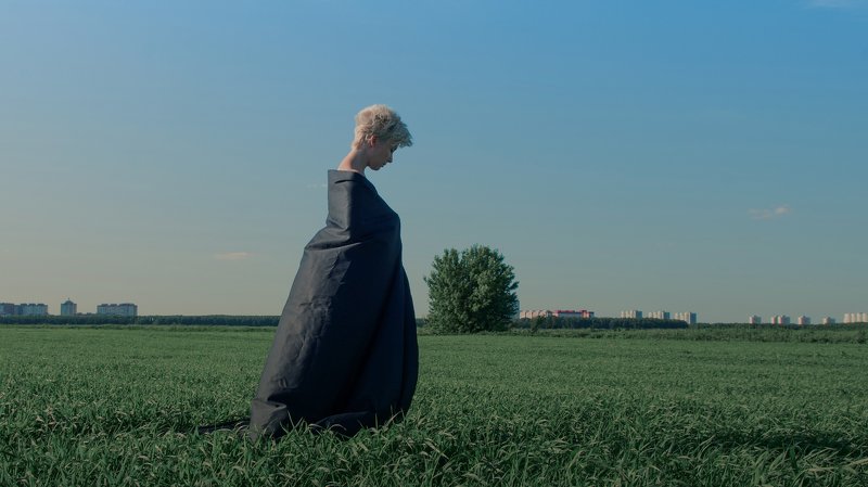 женский портрет ветер природа женщина и природа красота настроение  ветер в поле фото превью