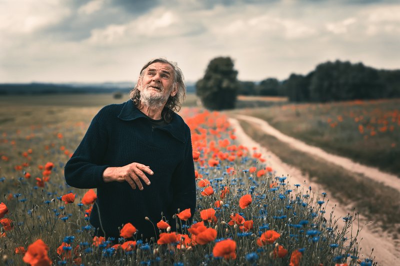 male portrait poppy road flower clouds sky film old men dranikowski path старик исчезающий poppy seed Mr. Adam фото превью