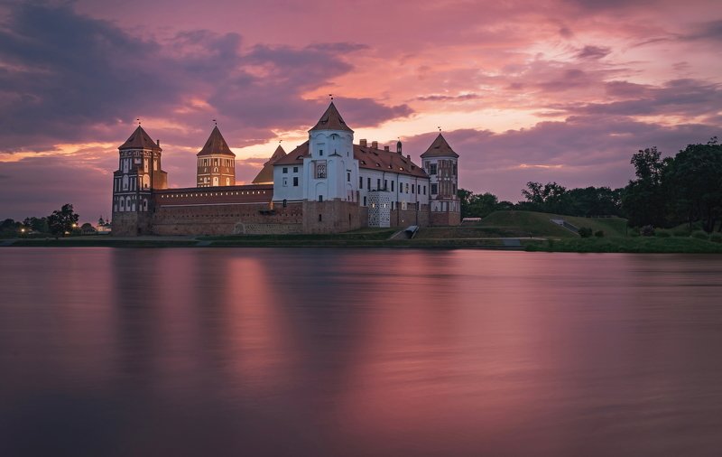 Мирский замок на закате фото превью