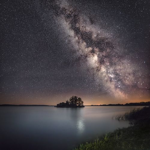 Milky way over the lake