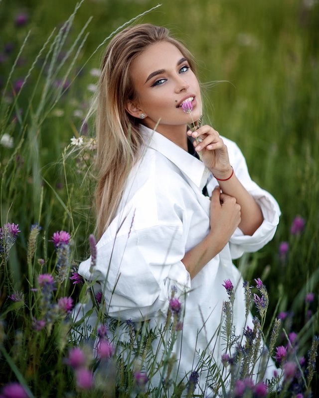 В поле фото превью