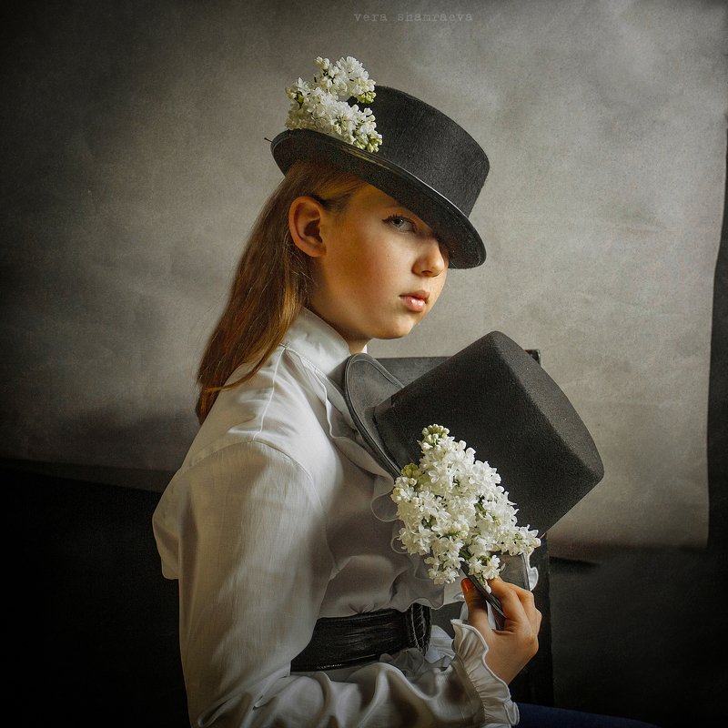 сирень черный цилиндр постановочное фото детское фото Белая сирень фото превью
