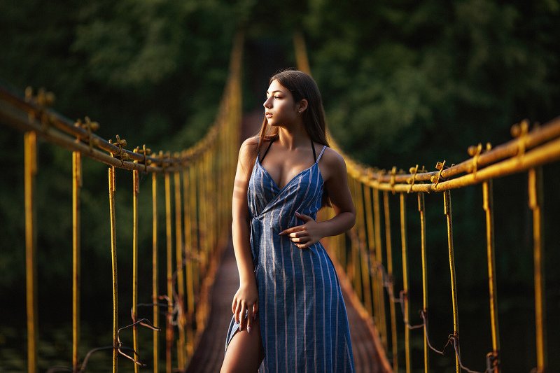 девушка, портрет, лето, закат, мост На закате фото превью