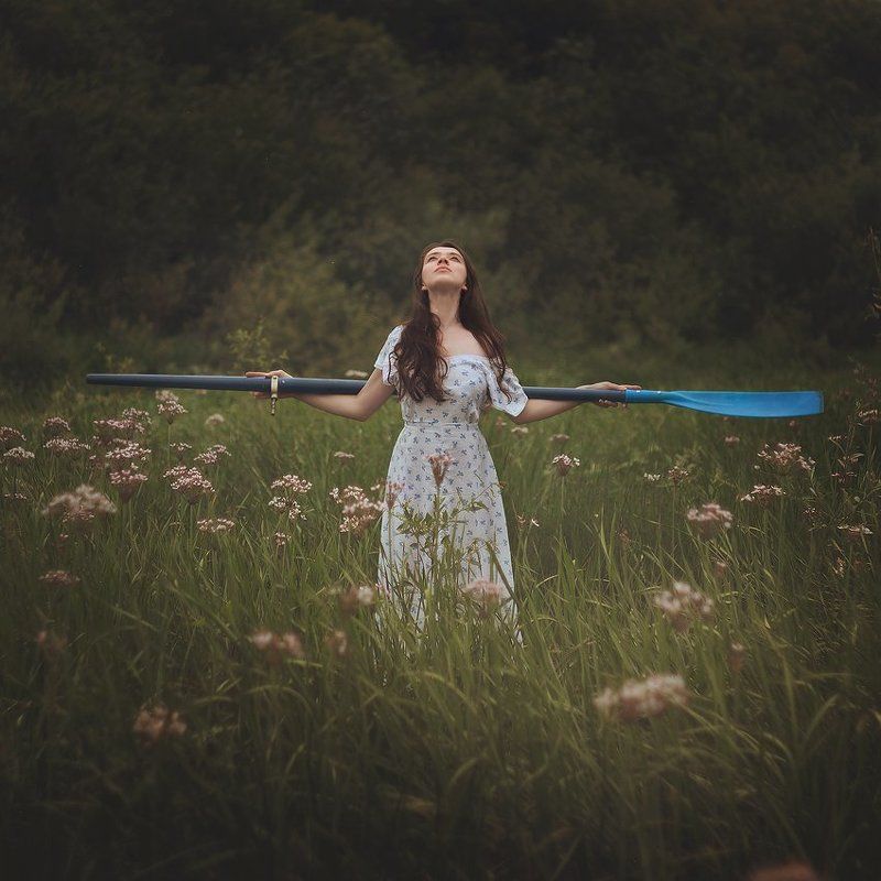 Девушка с веслом фото превью