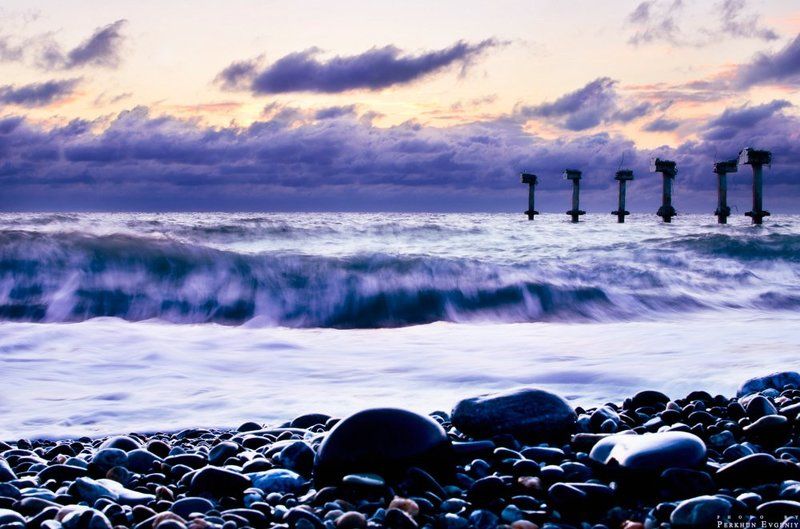 море, волны, камни Разбиваясь о камни фото превью