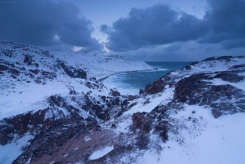 Скалистых берегов холодный свет