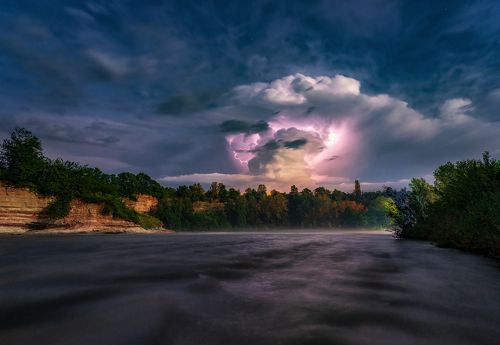 Облако генерирующее молнии