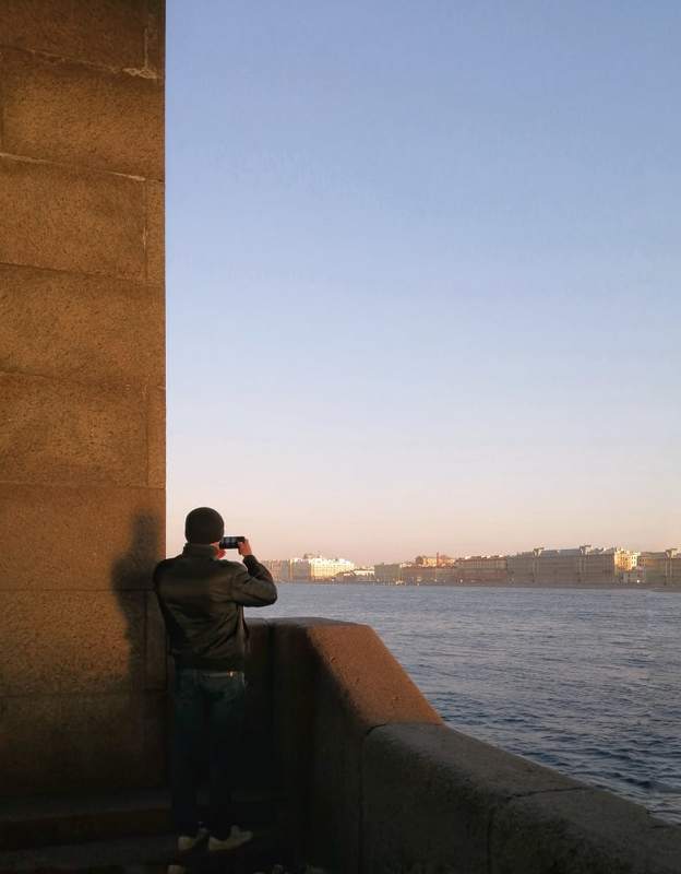 смотрящий фото превью