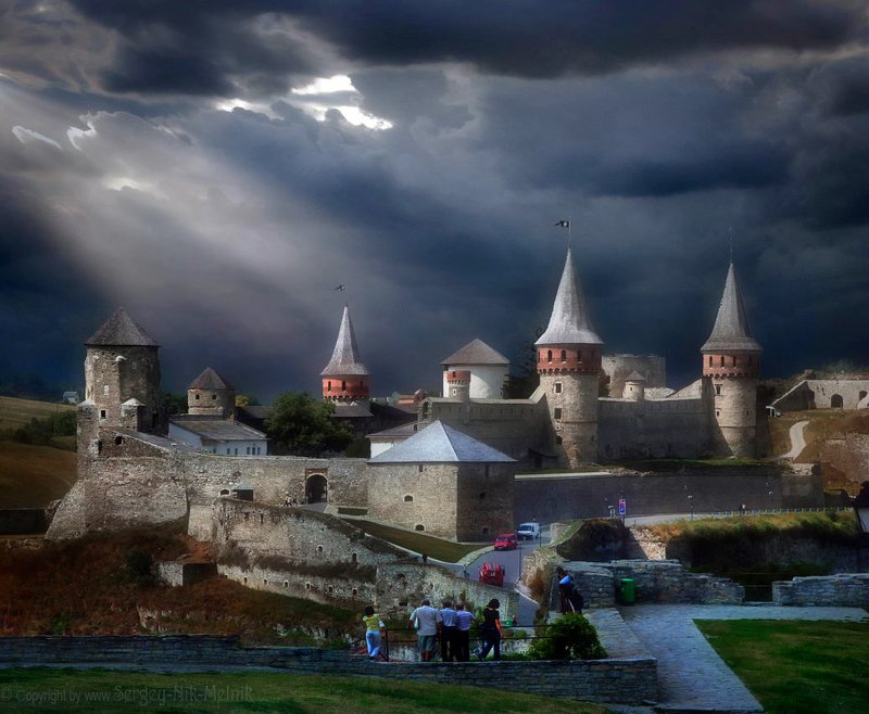 украина, каменец-подольский Луч света над туманным Каменец-Подольском фото превью