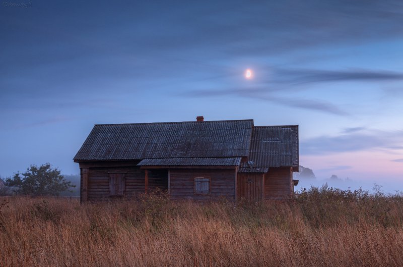 Домик при луне фото превью