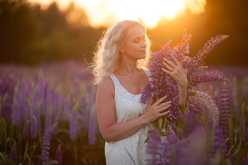 фотосессия девушки, девушка с люпинами, фотосессия в люпиновом поле, фотосессия в люпинах, люпины, закат Закатное счастье фото превью