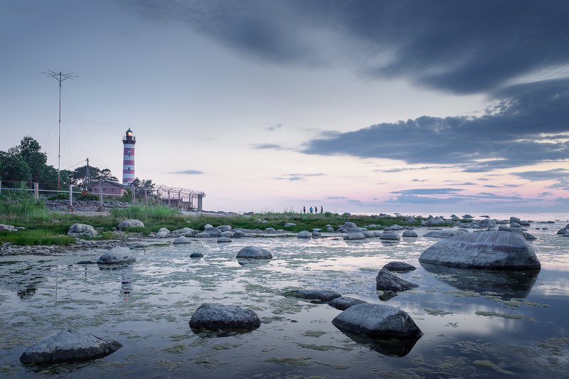 небо, луна, ночь, закат, маяк, море, залив, финский залив, санкт-петербург, пляж, свет, белые ночи. Шепелевский маяк. Каравалдайский полуостров. Финский залив. фото превью