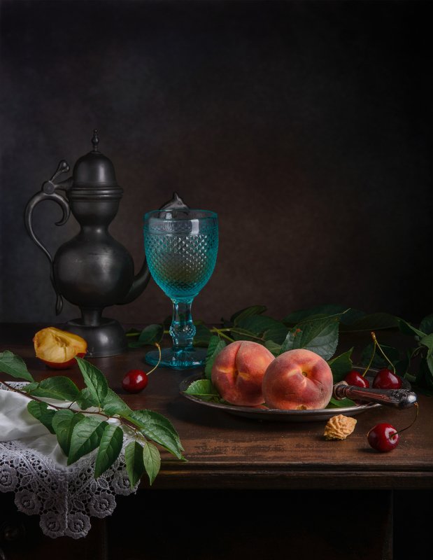 О персиках и бокале фото превью