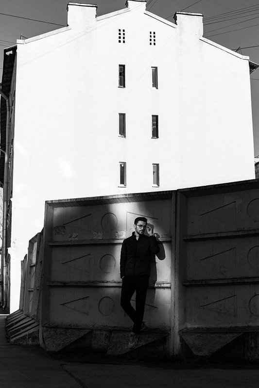 портрет, чб, город, мужской, портрет, постановочная, фотография  фото превью