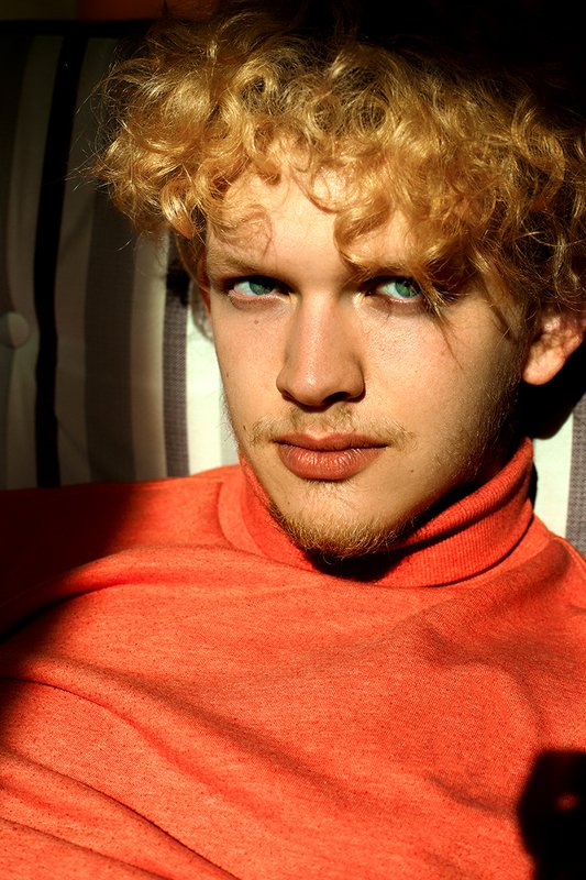 портрет, чб, парень, цвет, оранжевы, тень, свет  фото превью