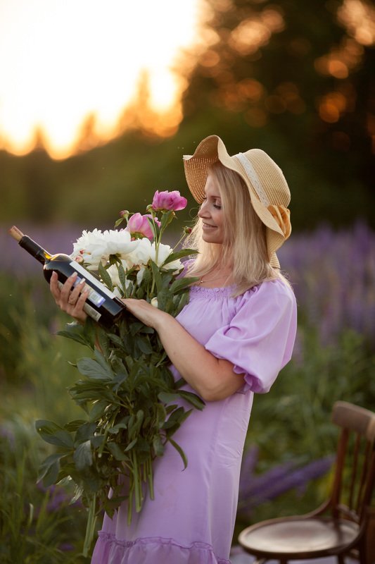 фотосессия девушки, девушка с пионами, фотосессия в люпиновом поле, фотосессия в люпинах, пионы, люпины, белые пионы, закат Пионы фото превью