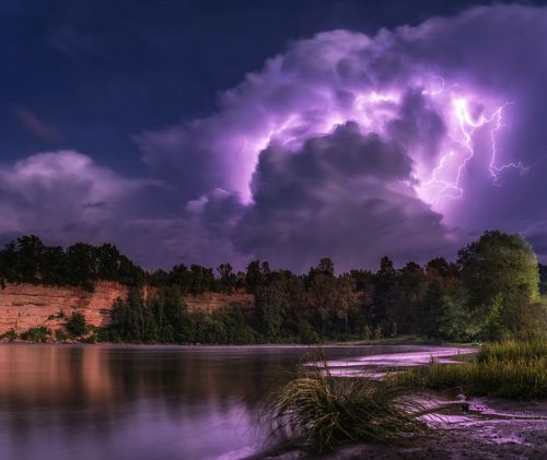 Облако генерирующее молнии