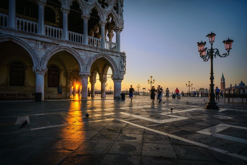 First sunrays in Piazza San Marco фото превью