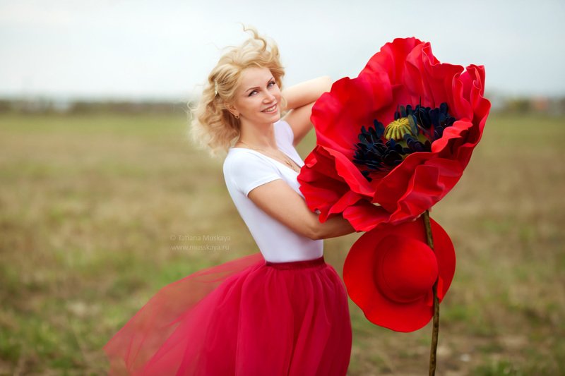 фотосессия девушки, девушка с маками, фотосессия с большим маком, фотосессия в маках, маки, красные маки, весна, ранняя весна Весеннее пробуждение фото превью