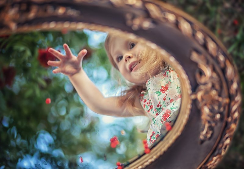 В зеркале фото превью