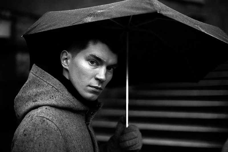 портрет мужчина фотосессия прогулка осень городская съемка черно белое \