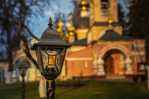 Вечер возле храма