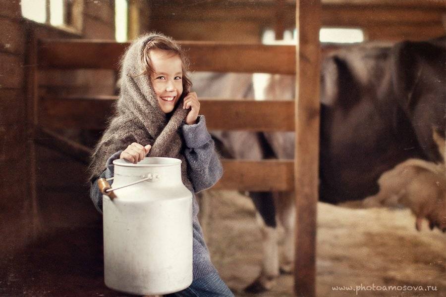 Бидон, Девочка, Деревня, Дети, Детский портрет, Жанровый портрет, Корова, Молоко, Платок, Русская деревня, Ирина Амосова