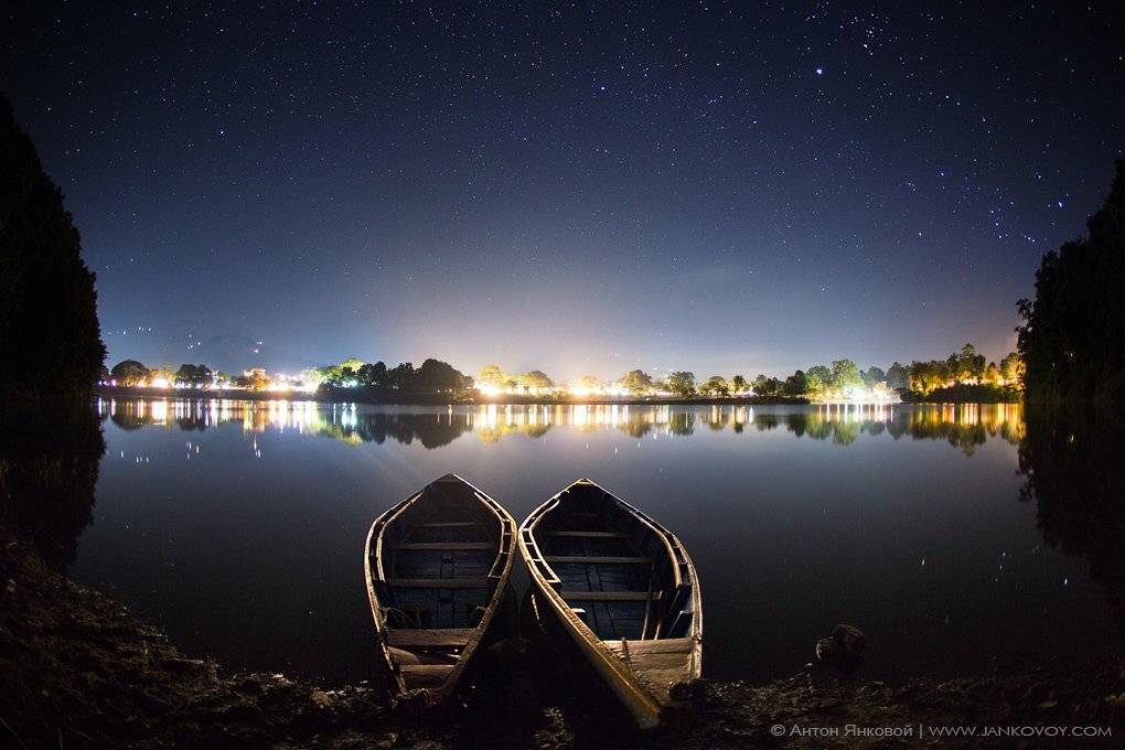 lake, city, boat, night, ночь, звезды, горы, stars, boats, озеро, town, город, лодки, непал, гималаи, фева, пхева, nepal, pokhara, phewa, покхара, Антон Янковой (www.photo-travel.com.ua)