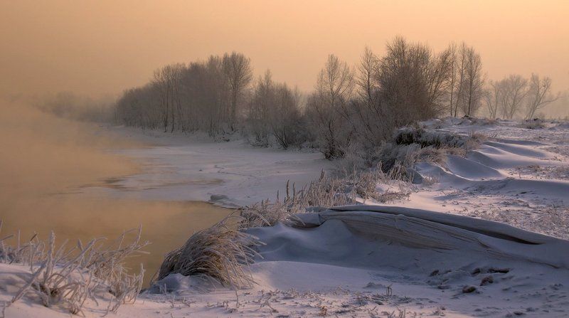 снег, мороз, солнце, вода, туман, деревья, берег Зимний вечер на берегу реки фото превью
