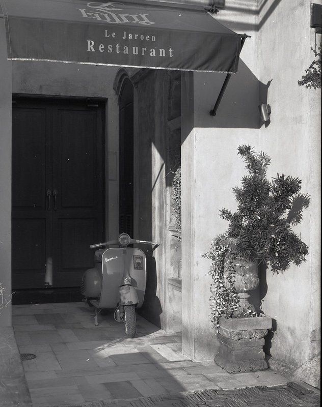 Итальянский мотороллер у французского ресторана в Тайланде. фото превью