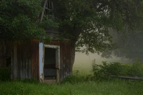 Заброшенная хижина в горах