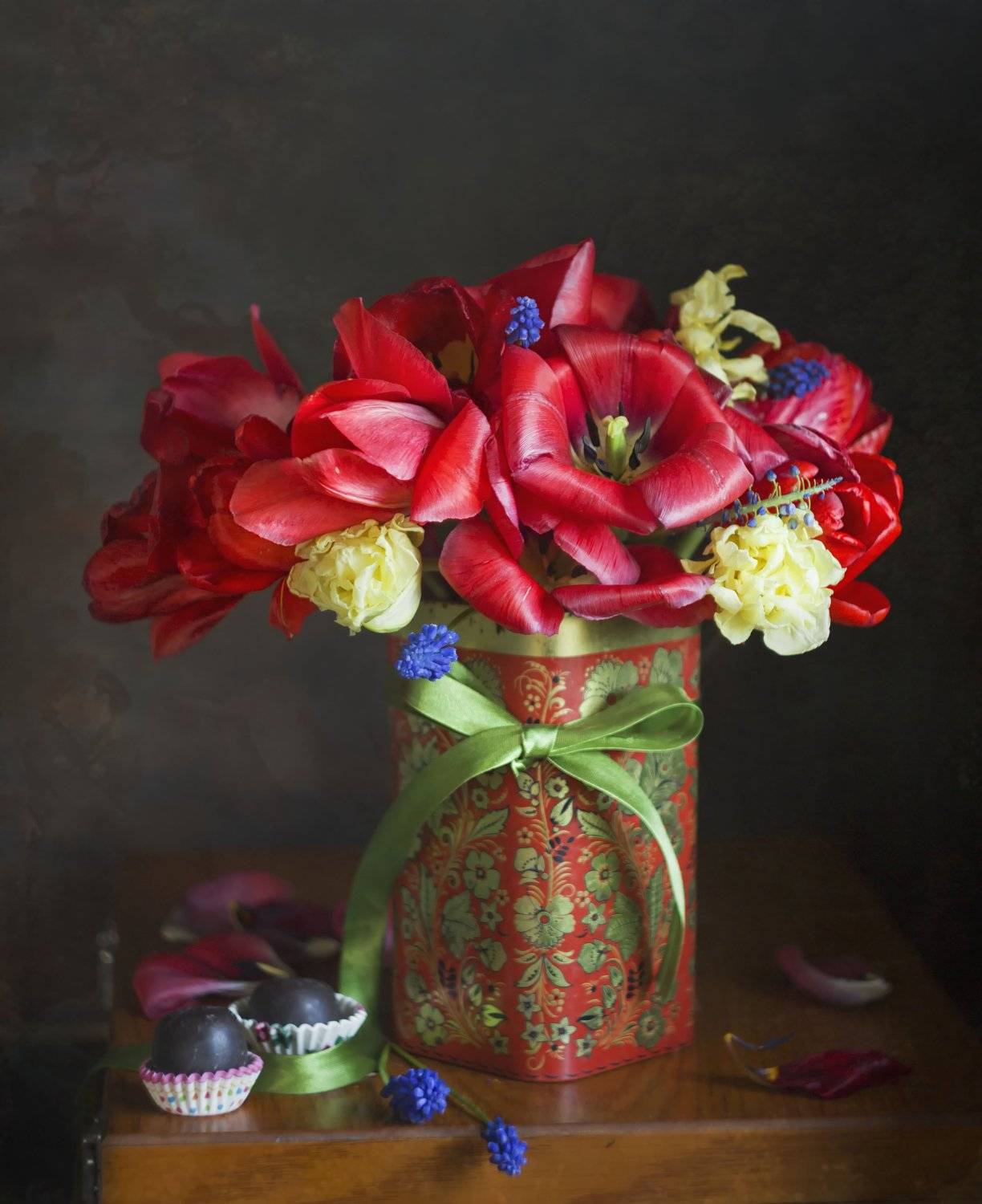 красные тюльпаны, конфеты, мускарики, весна, Лионелла Зимина