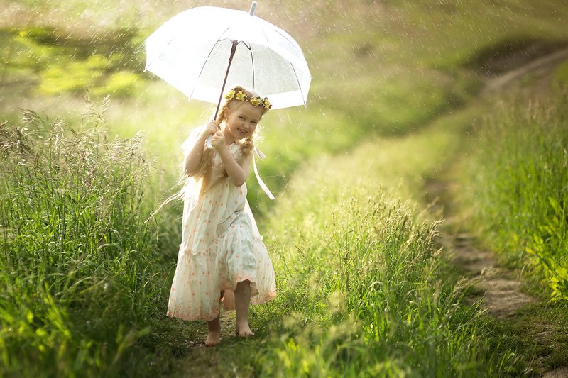 детский фотограф, семейный фотограф, обучение фотографии, обучение ретуши, сказочные фотографии, фото дети, дети, семьи, Валерия Мороз Под дождем  фото превью
