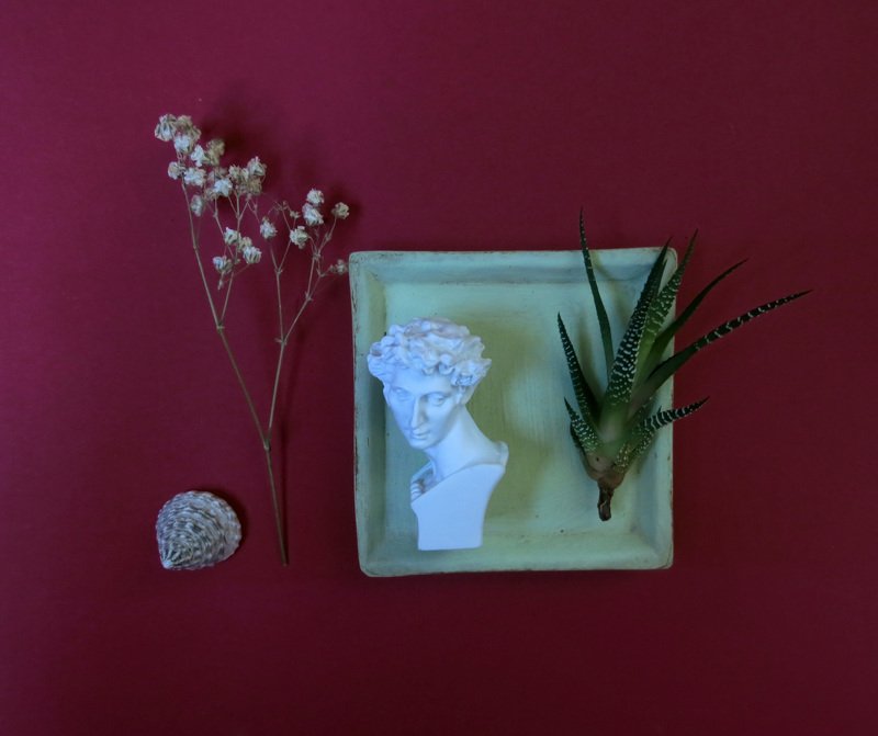 На красном фото превью