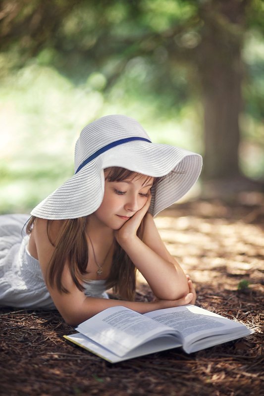 С книгой фото превью