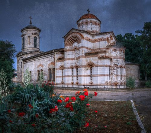 К забытым молитвам июльских ливней.