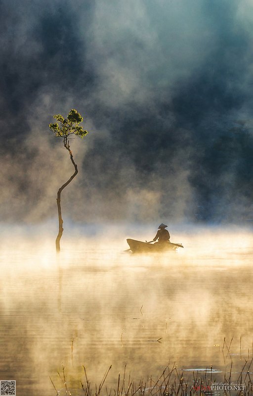 quanphoto, landscapes, morning, sunrise, dawn, misty, foggy, lake, reflections, boat, fishing, plateau, tree, vietnam Misty Morning фото превью