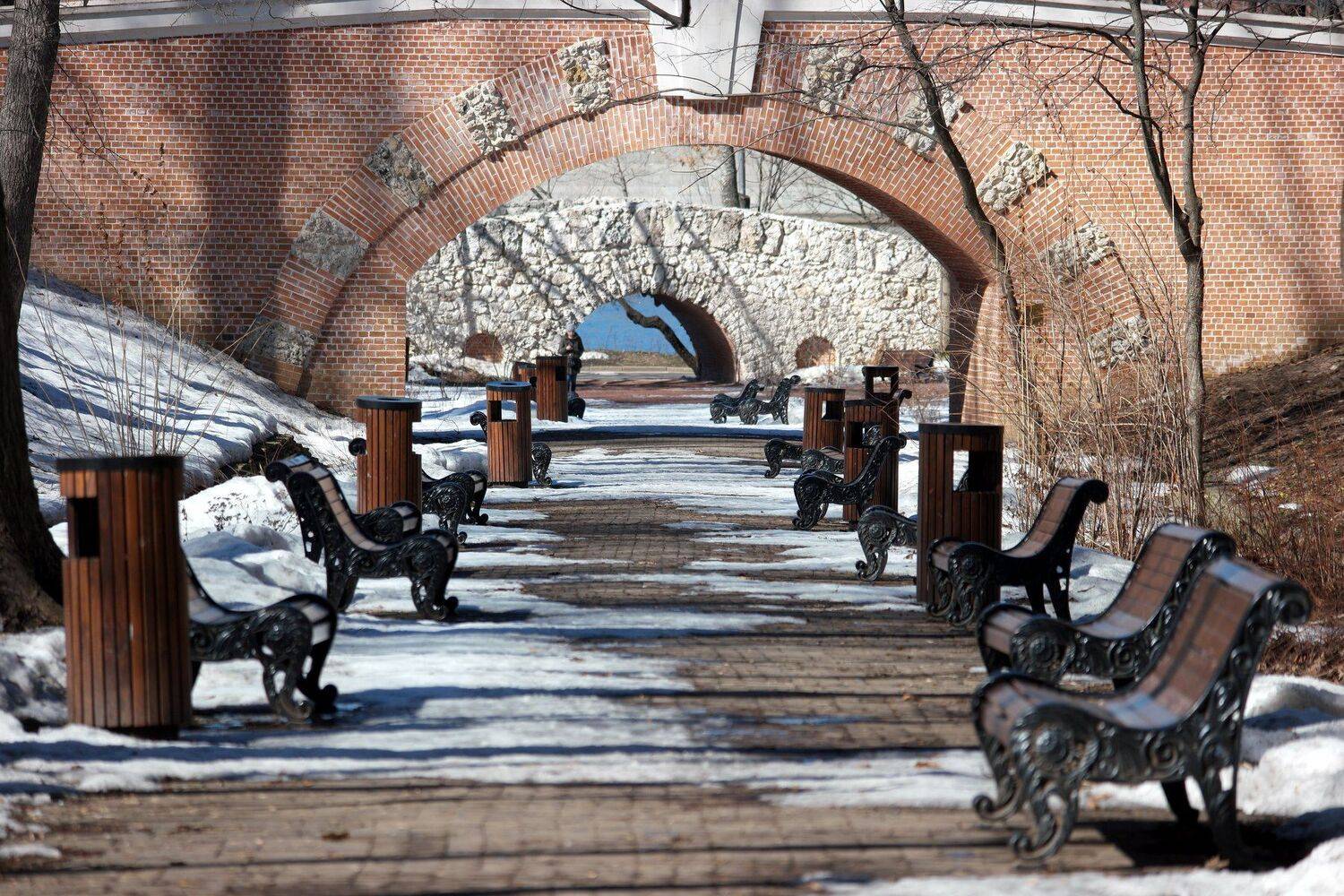 аллея, мосты, скамейки, проталины, весна, снег, таять, Нескучный сад, арка, Дмитрий Ткаченко