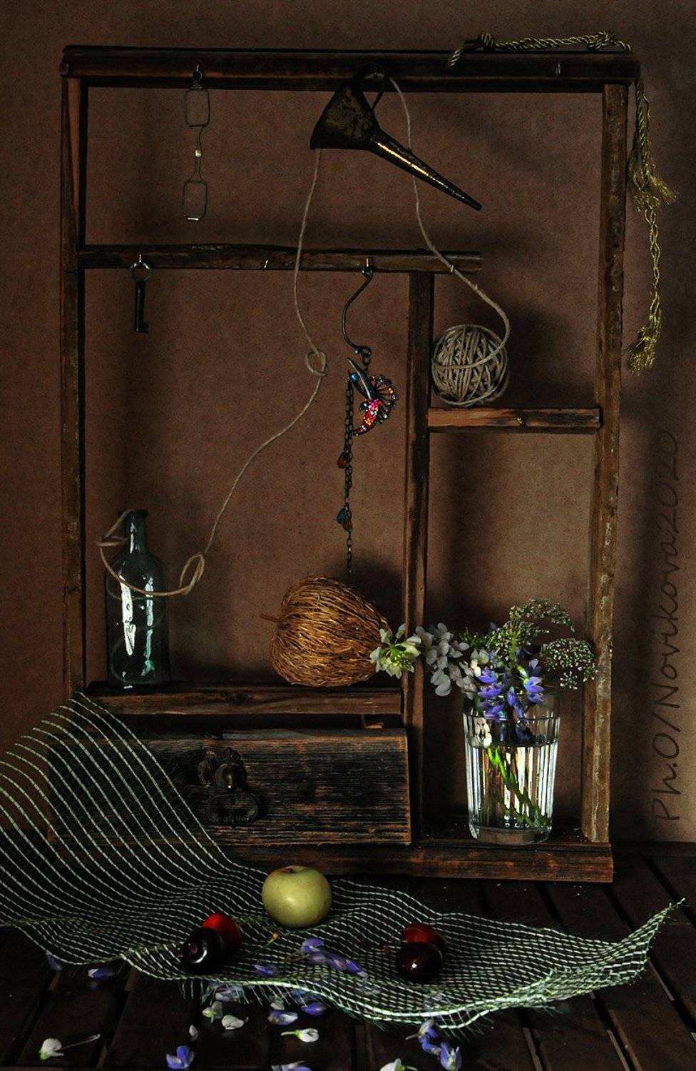 полка,воронка,цветы,стакан,ключ,яблоко,, Ольга Новикова