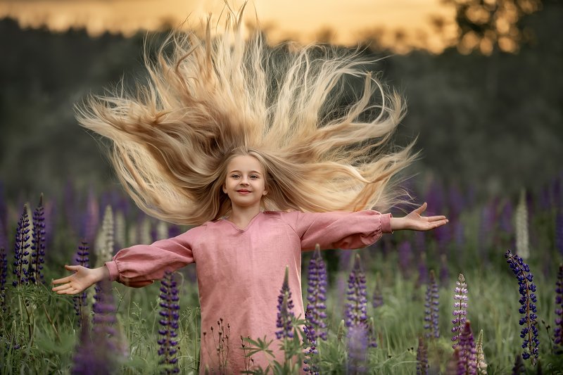 портрет девушка женский портрет люпины закат Дарья фото превью