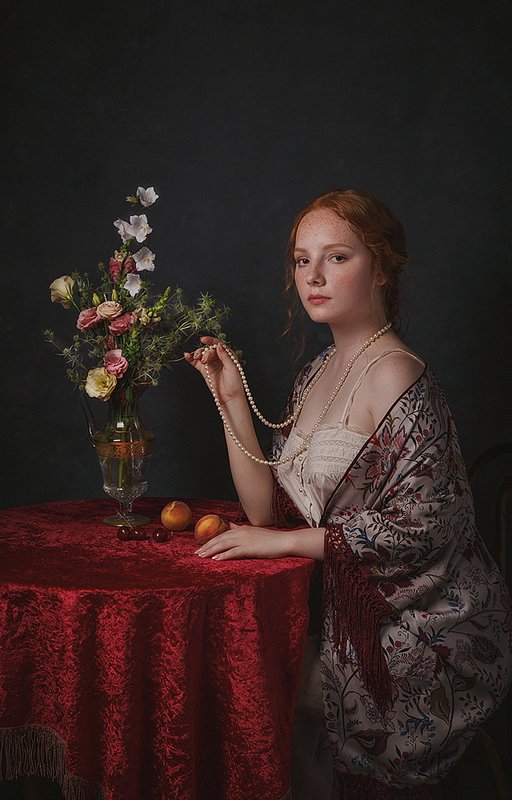 У стола фото превью