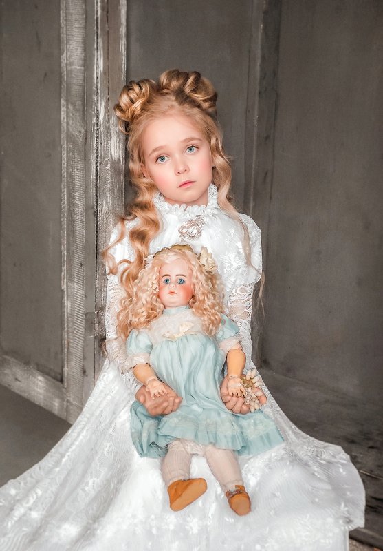 Сёстра, дети, ребёнок, аристократ, история, историческая фотосессия, исторический костюм, костюм, платье, игрушка, портрет, детская фотосессия, идеи для фотосессии, кукла, эмоции, печаль, одиночество, блондинка Девочка с куклой фото превью
