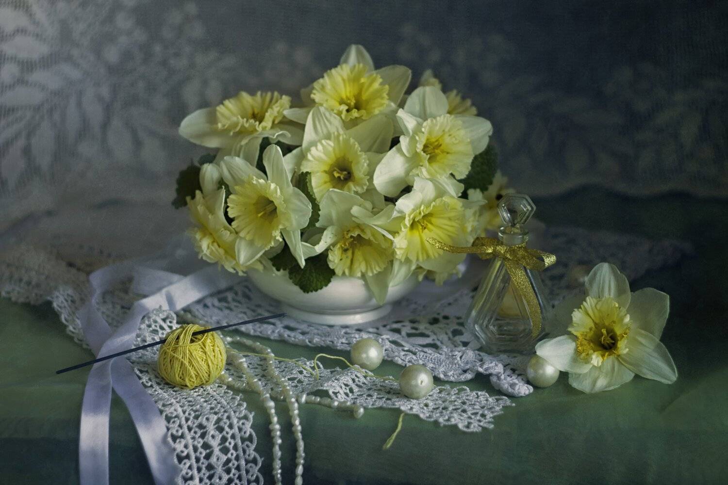 нарциссы, клубок, весна, духи, бусины, жемчуг, Лионелла Зимина
